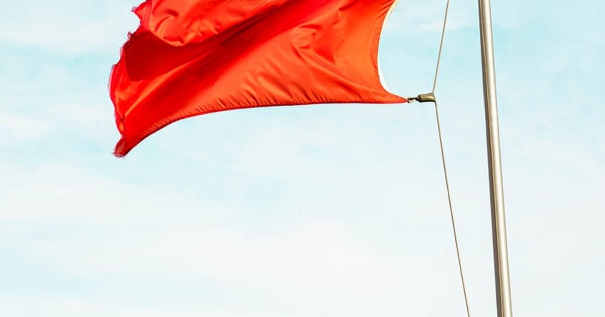 Suured punased lipud, mis viitavad online -kasiinopettustele
