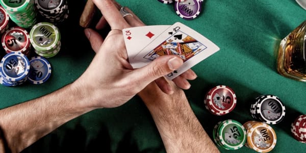 Veel kolm peamist erinevust Blackjacki ja pokkerimängijate vahel